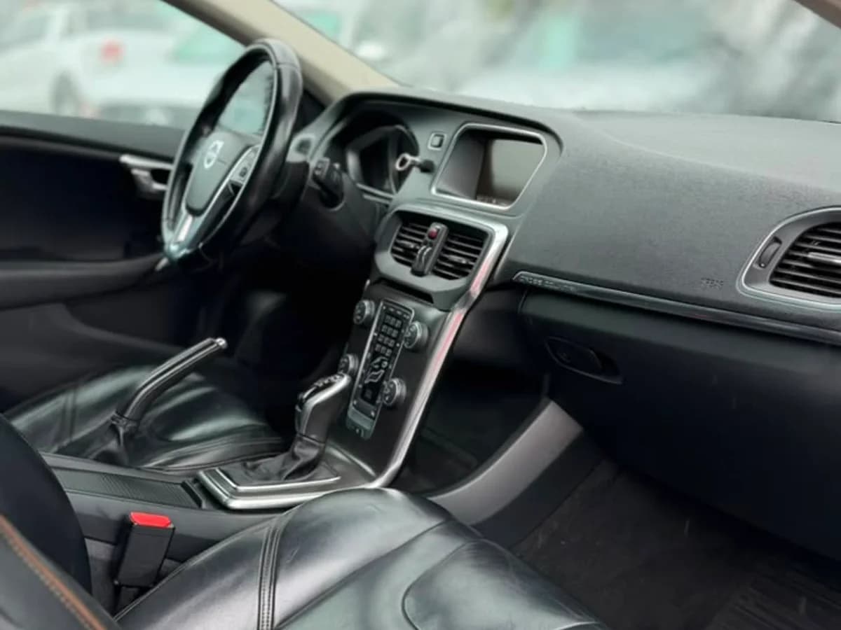 VOLVO V40 2.5 BENCINERA 4X4 AWDAT 5P 2014 - Imagen 15
