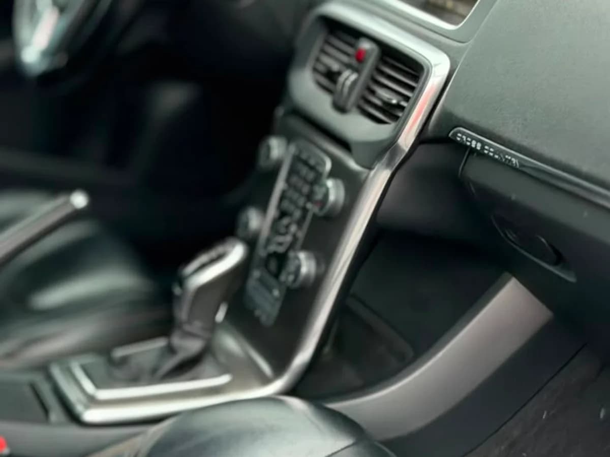 VOLVO V40 2.5 BENCINERA 4X4 AWDAT 5P 2014 - Imagen 19