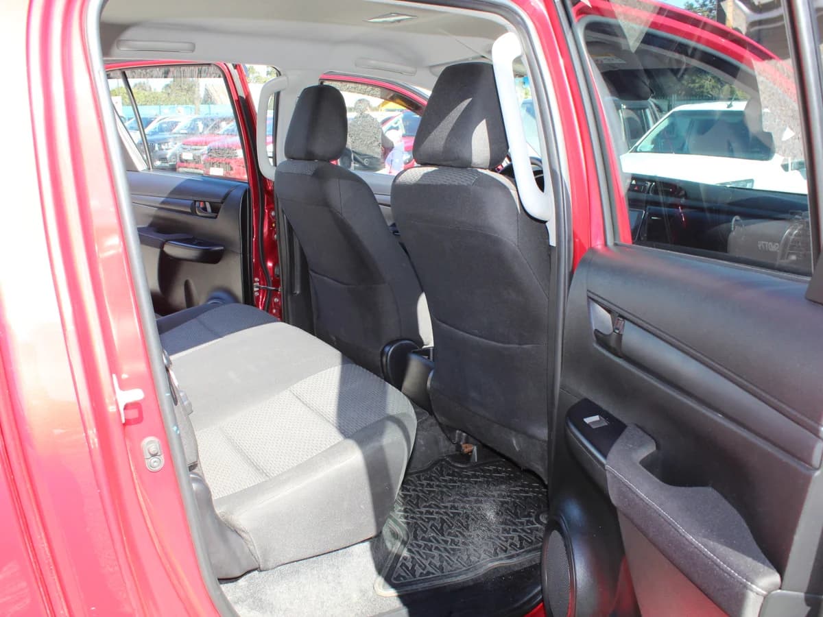TOYOTA Hilux 2.4L DIESEL 2023 - Imagen 7