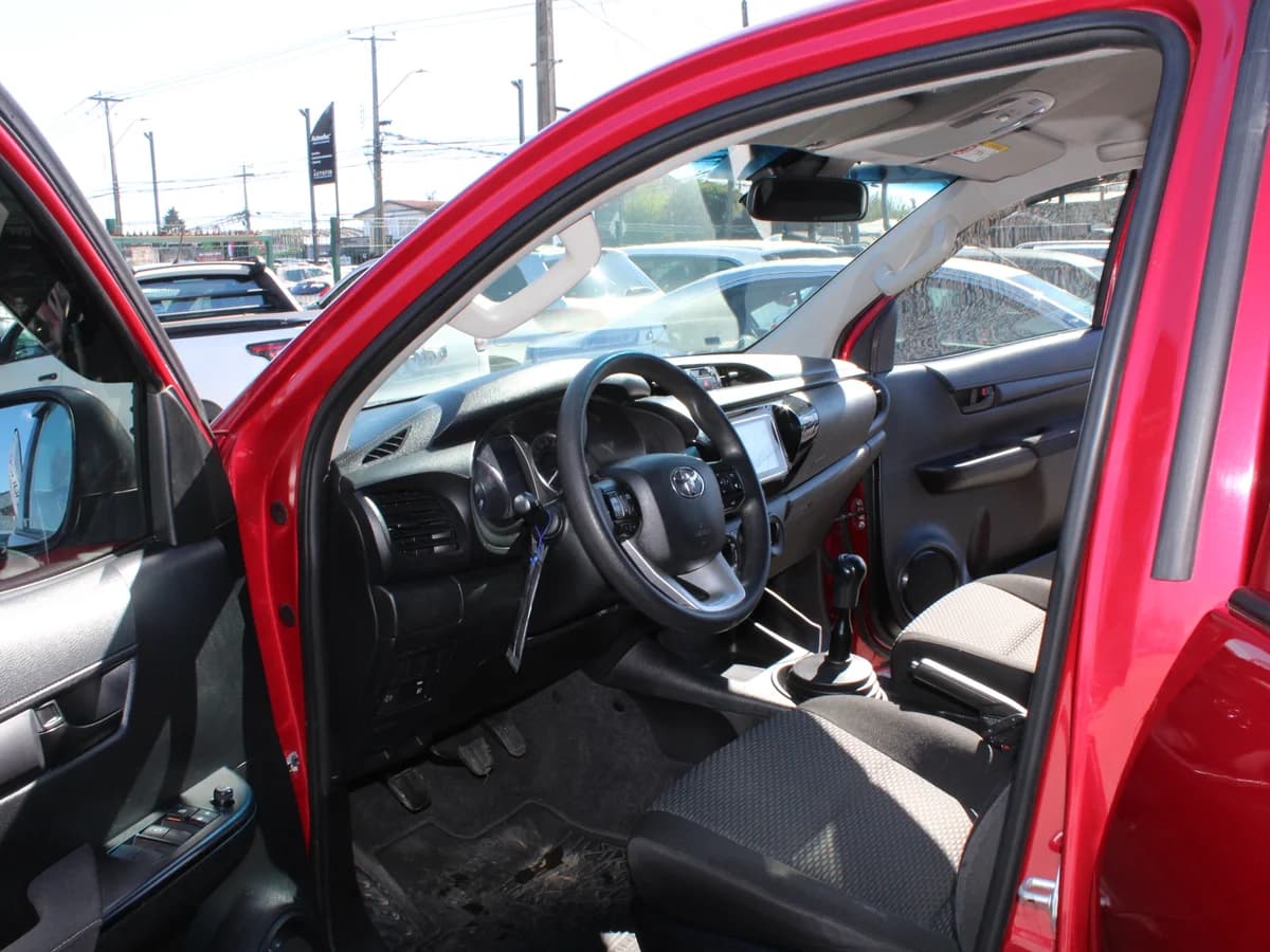 TOYOTA Hilux 2.4L DIESEL 2023 - Imagen 11