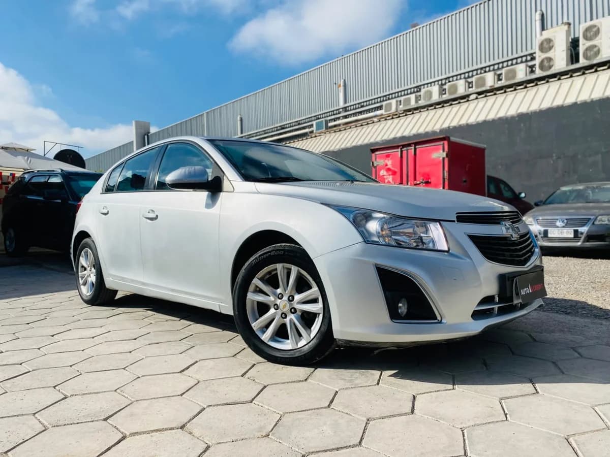 CHEVROLET CRUZE 1.8 LS AUTOMÁTICO HATCHBACK 2014 - Imagen 2