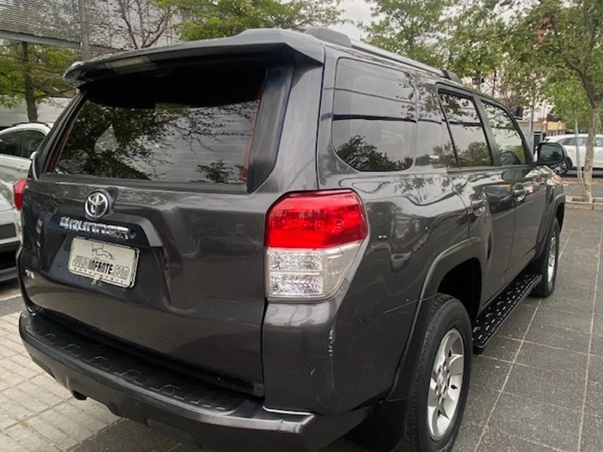 TOYOTA 4 RUNNER 4.0 Aut, 3 Corridas, 4x2 2013 - Imagen 2