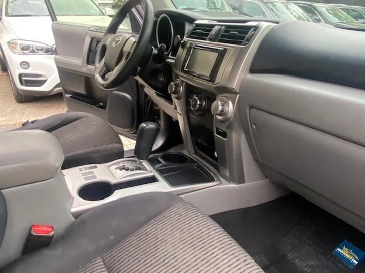 TOYOTA 4 RUNNER 4.0 Aut, 3 Corridas, 4x2 2013 - Imagen 12