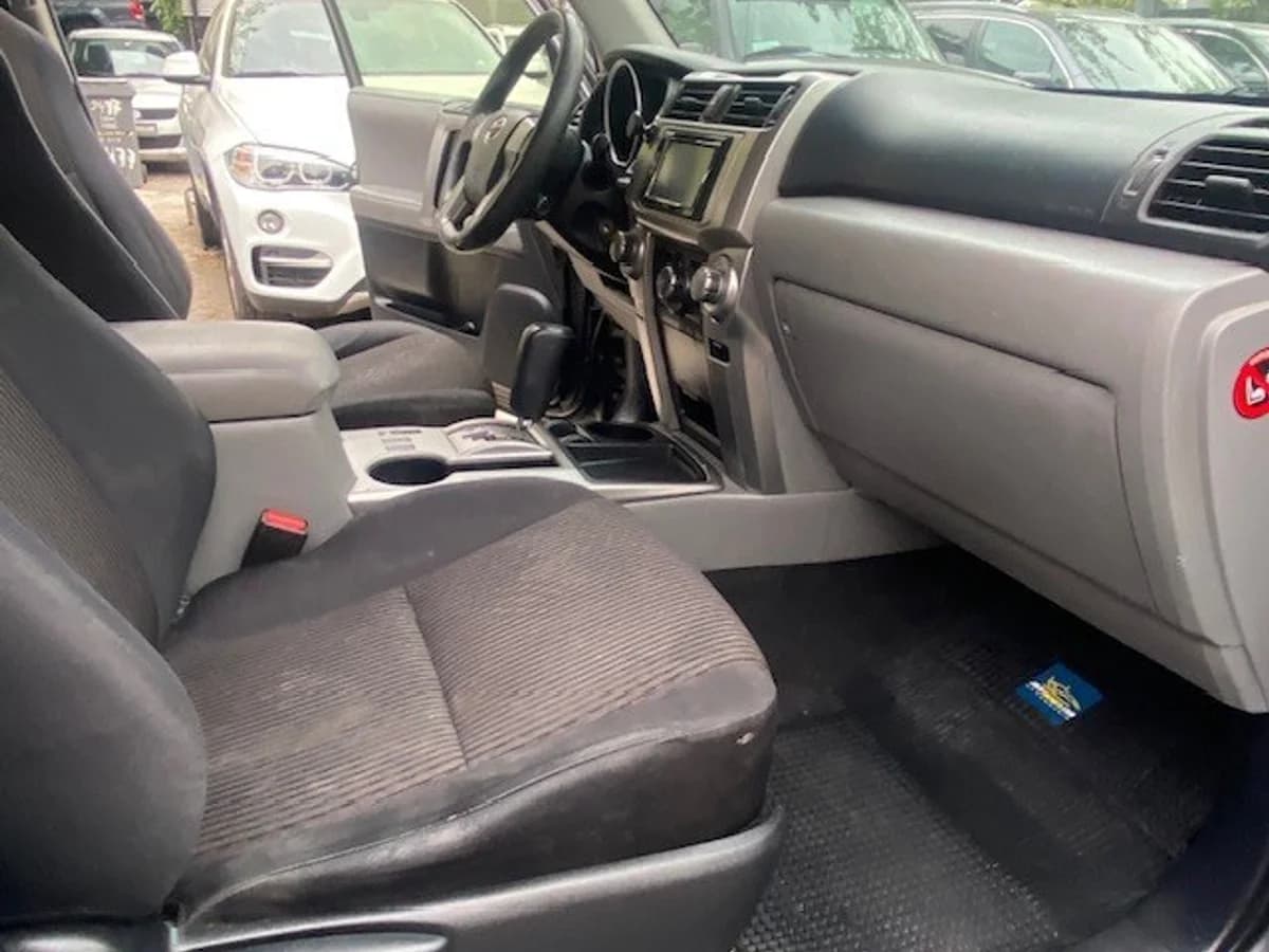 TOYOTA 4 RUNNER 4.0 Aut, 3 Corridas, 4x2 2013 - Imagen 10