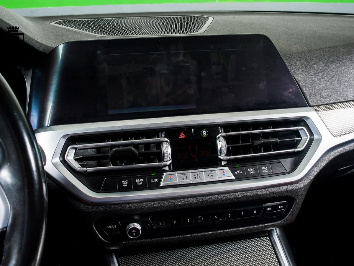 BMW 330 2.0L AUT 2023 - Imagen 18