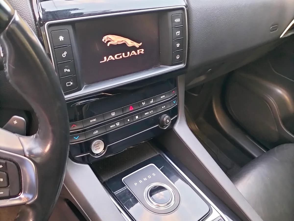 JAGUAR F-Pace 2.0 2018 - Imagen 9