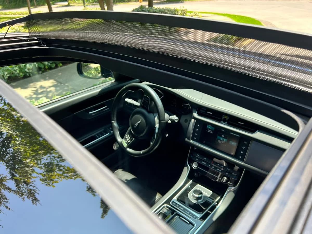 Jaguar XF R-Sport 2.0L Turbo AT RWD año 2017 - Imagen 2