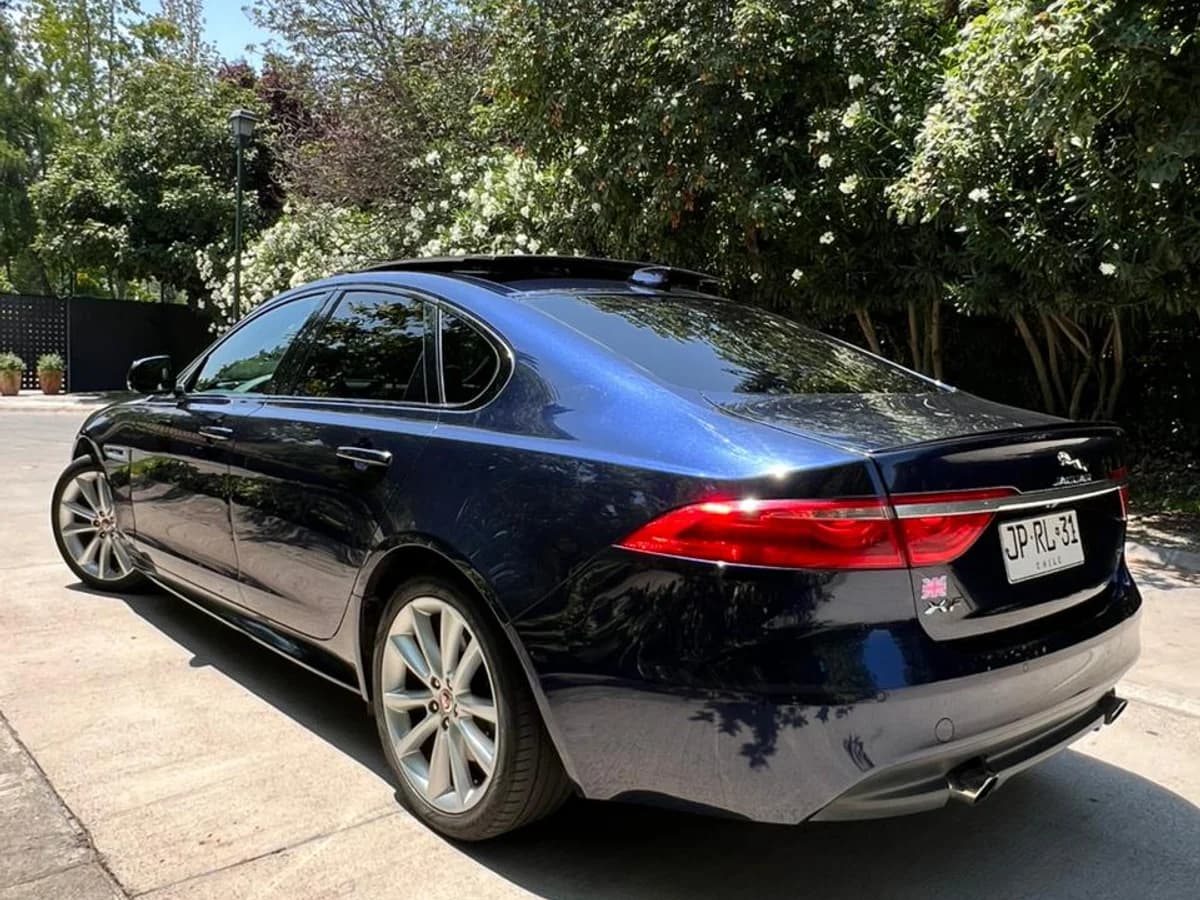 Jaguar XF R-Sport 2.0L Turbo AT RWD año 2017 - Imagen 4