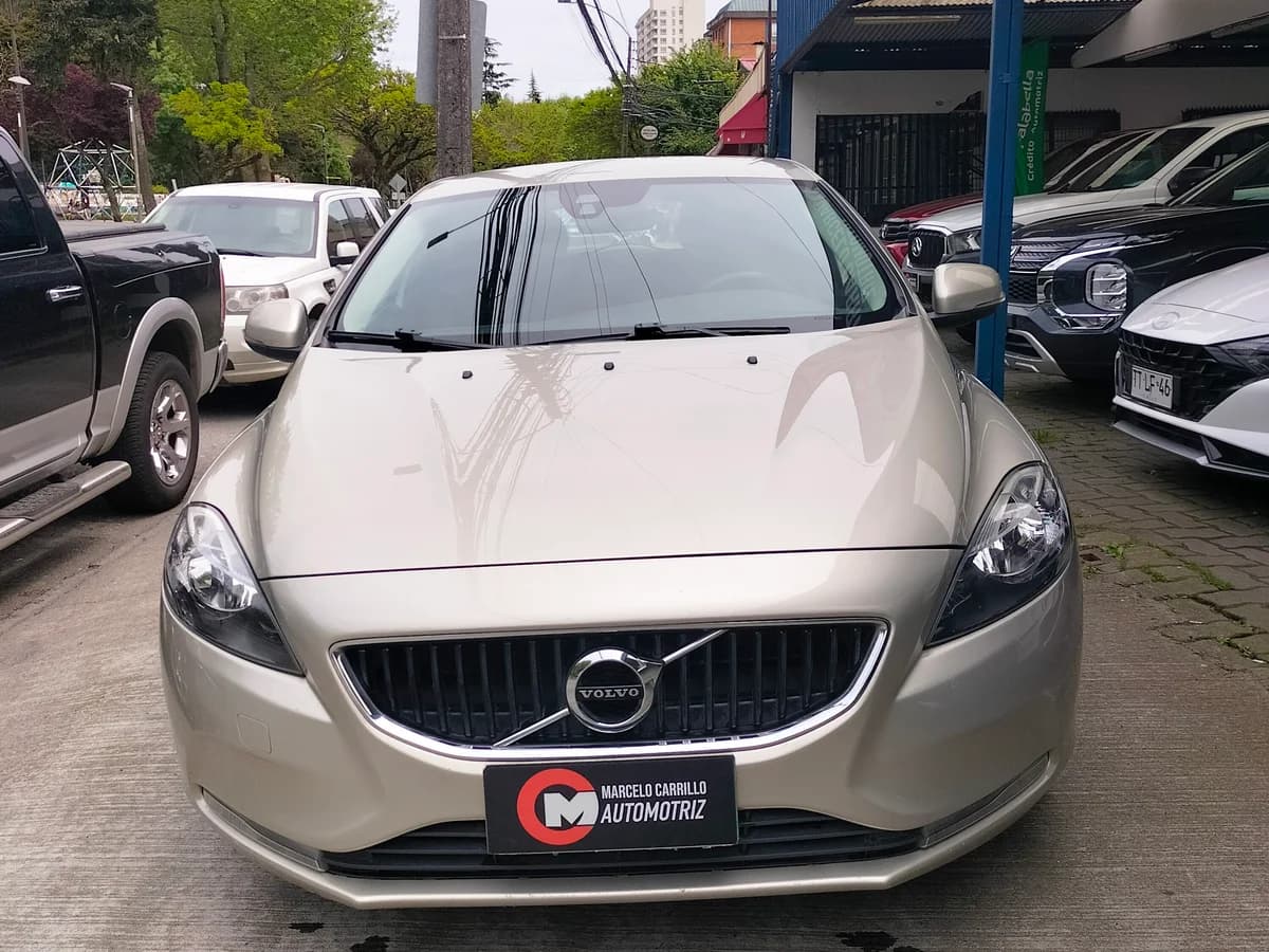 VOLVO V40 1 2018 - Imagen 1