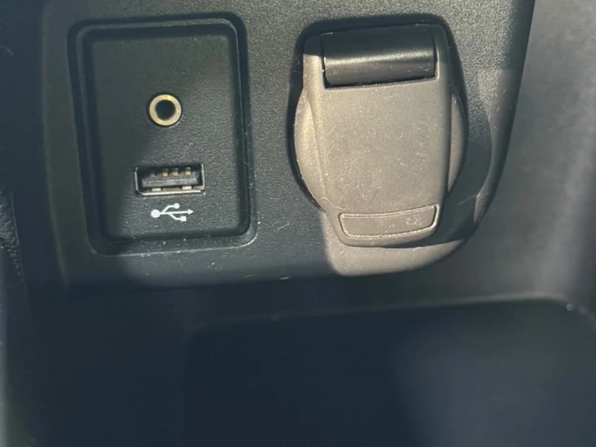 Nissan Versa Sense 1.6L MT5 año 2021 - Imagen 18