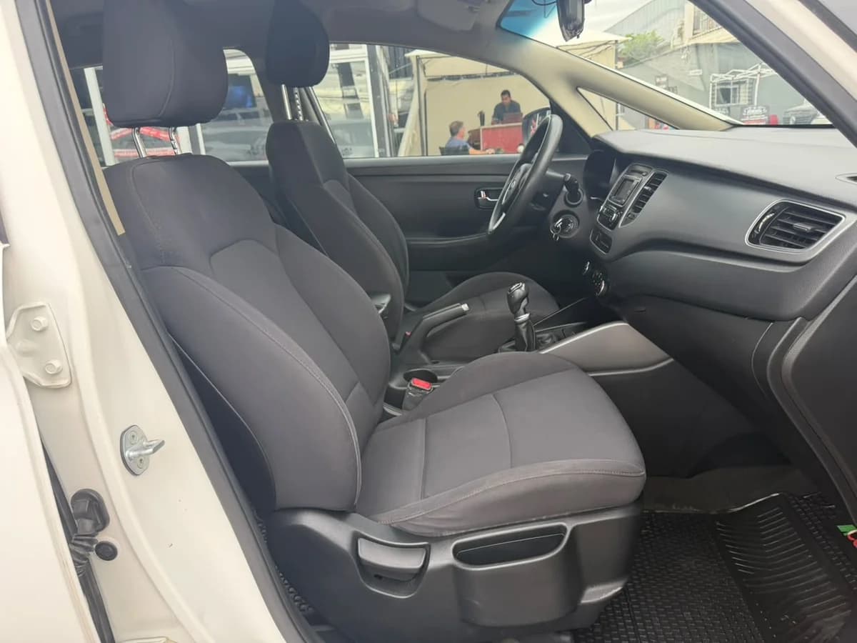 KIA Carens LX 2.0 2014 - Imagen 5