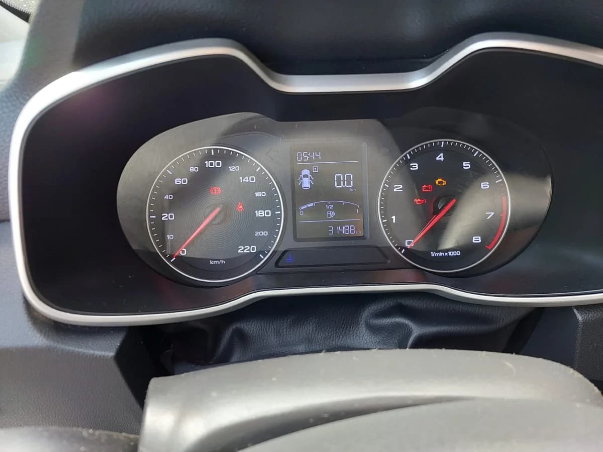 MG ZS 1.5L std 4x2 mt5 año 2025 - Imagen 4
